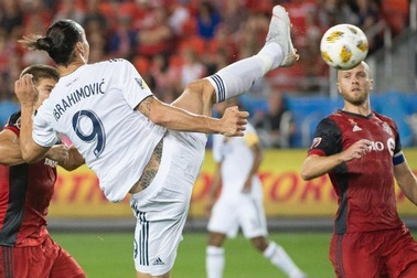 Ibrahimovic lập siêu phẩm kiểu karate, ghi bàn thứ 500 trong sự nghiệp