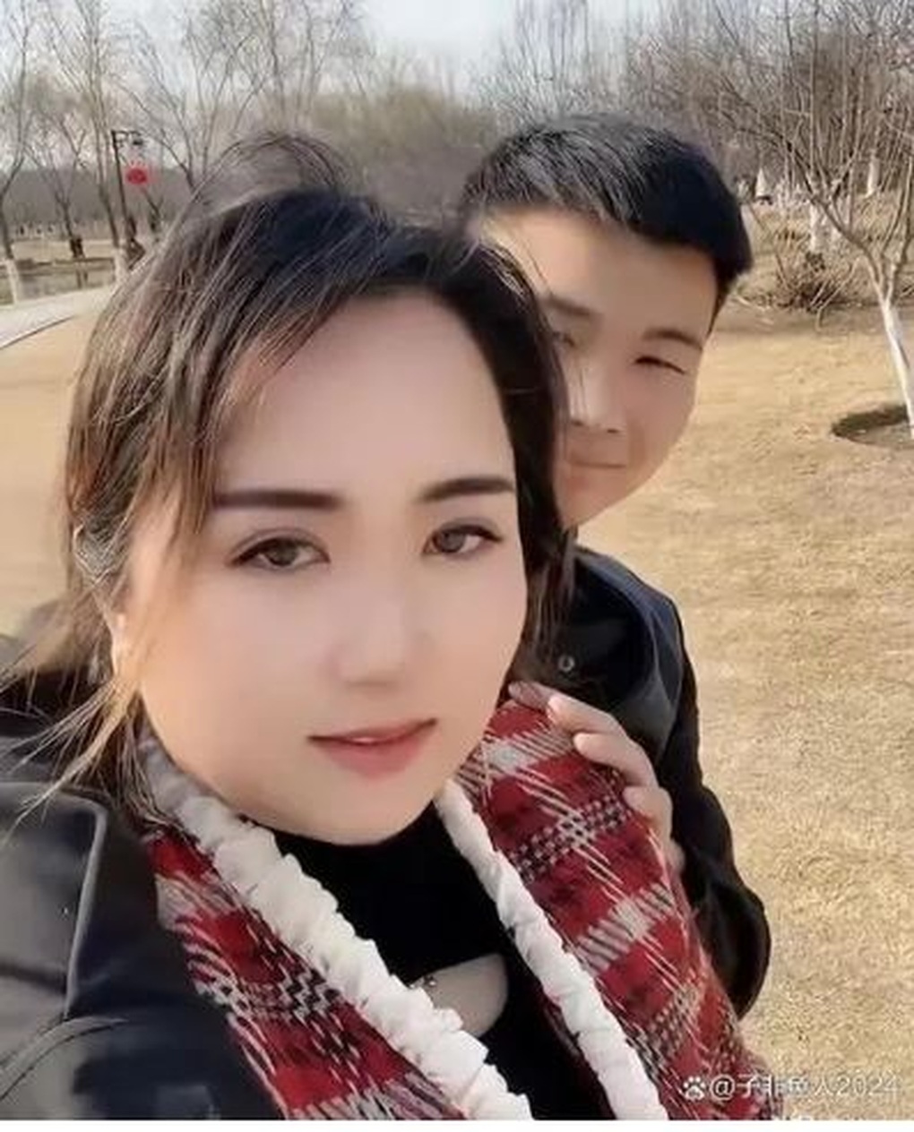 Chàng trai 25 tuổi ở Trung Quốc bịa chuyện cưới vợ 50 tuổi để sống ảo - 1 Chàng trai 25 tuổi ở Trung Quốc bịa chuyện cưới vợ 50 tuổi để sống ảo - 1