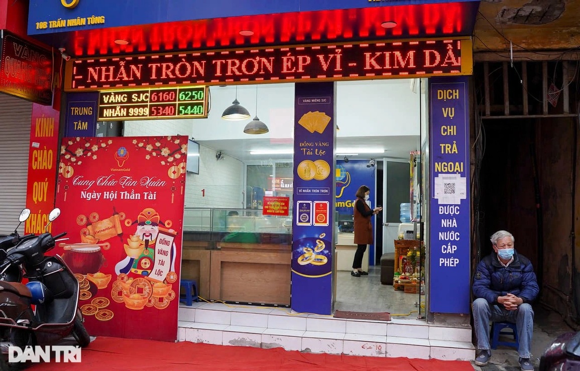 Cảnh tượng lạ ngày vía Thần tài: Đông lúc đầu, sau vắng như chùa bà đanh - 12 Cảnh tượng lạ ngày vía Thần tài: Đông lúc đầu, sau vắng như chùa bà đanh - 12