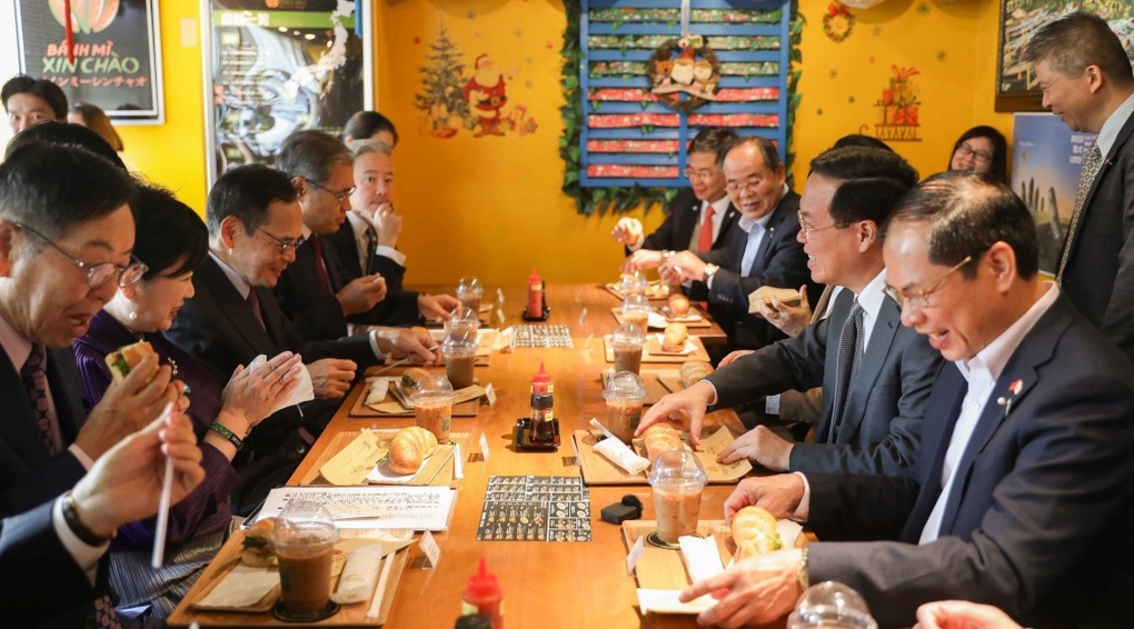 Chủ tịch nước Võ Văn Thưởng thưởng thức bánh mì Xin chào trên đất Nhật - 2