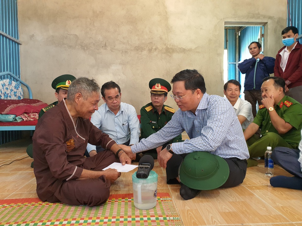 Chủ tịch Quảng Nam tới tận nhà ăn trưa cùng bà con vùng sạt lở Phước Sơn - 1 Chủ tịch Quảng Nam tới tận nhà ăn trưa cùng bà con vùng sạt lở Phước Sơn - 1