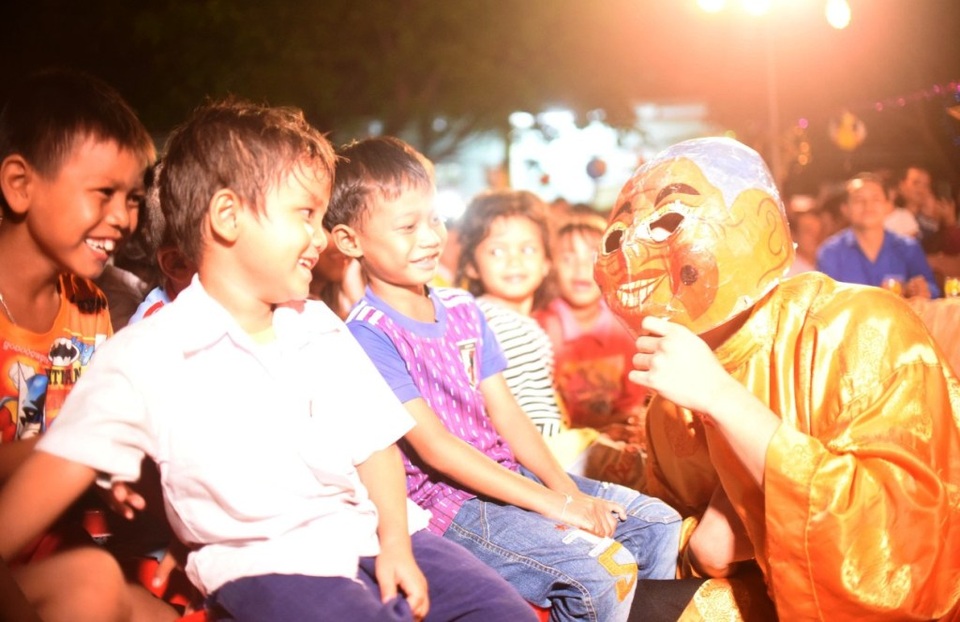 Hàng trăm em thiếu nhi xã miền núi vui trong đêm hội trăng rằm - 5 Hàng trăm em thiếu nhi xã miền núi vui trong đêm hội trăng rằm - 5