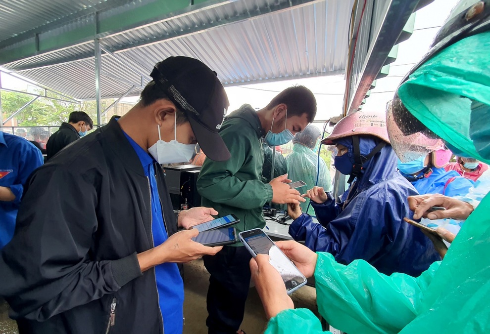 Thoát giấy xét nghiệm, dòng người vẫn đội mưa chờ nhích vào Đà Nẵng - 8 Thoát giấy xét nghiệm, dòng người vẫn đội mưa chờ nhích vào Đà Nẵng - 8