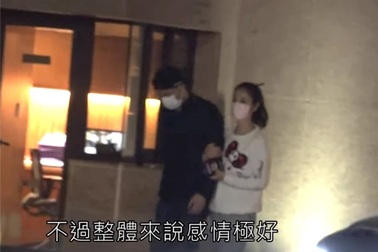 Lâm Tâm Như nắm chặt tay Hoắc Kiến Hoa trên phố