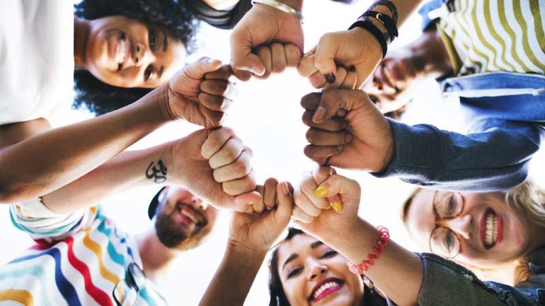 Lối sống Yolo khiến người trẻ buông thả, dùng hàng fake - 6 Lối sống Yolo khiến người trẻ buông thả, dùng hàng fake - 6