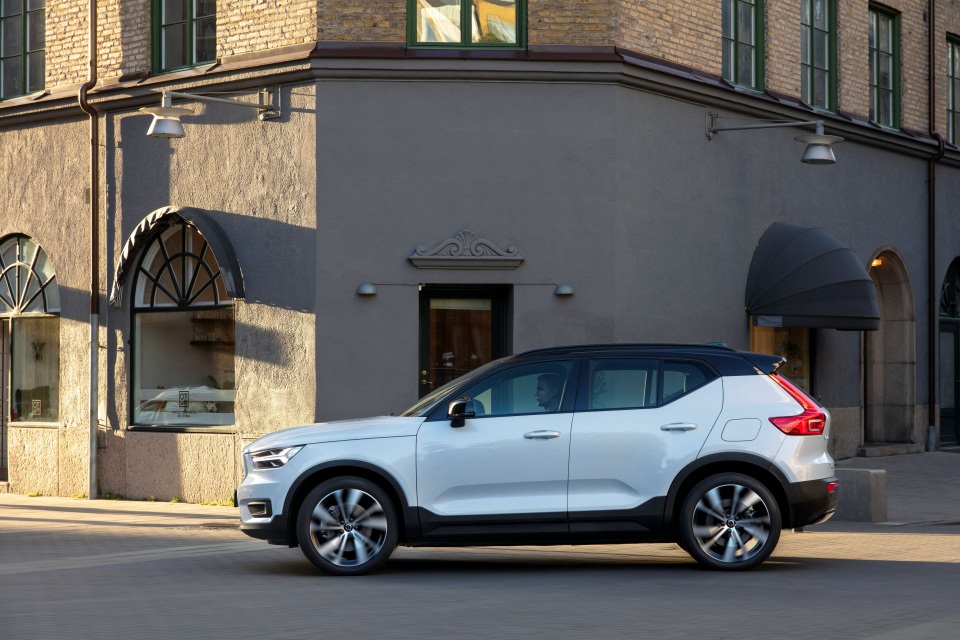 Mẫu xe chạy điện đầu tiên của Volvo chưa sản xuất đã cháy hàng - 6 Mẫu xe chạy điện đầu tiên của Volvo chưa sản xuất đã cháy hàng - 6