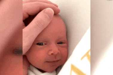 Clip: “Lịm tim” với biểu cảm thiên thần của bé 10 ngày tuổi