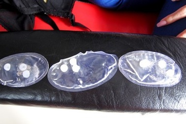 “Chất lạ” trong áo ngực là dầu khoáng: Một cách nói quá mập mờ!