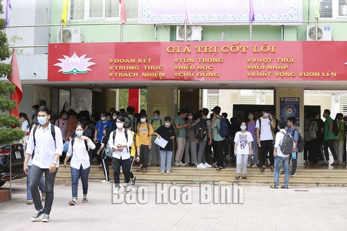 Học sinh trường THPT chuyên Hoàng Văn Thụ đến trường thực hiện nghiêm túc quy định đeo khẩu trang. Ảnh: Báo Hòa Bình
