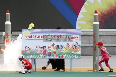 Trẻ em Triều Tiên chơi phóng mô hình tên lửa trong ngày Quốc tế Thiếu nhi