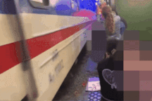 Mải quay video, khách tây suýt gặp nạn ở phố cà phê đường tàu Hà Nội