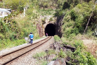 Học sinh chui hầm đường sắt đến trường sau bão Damrey
