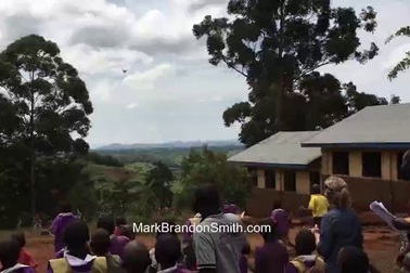 Phản ứng của những em bé châu Phi khi lần đầu nhìn thấy máy bay không người lái