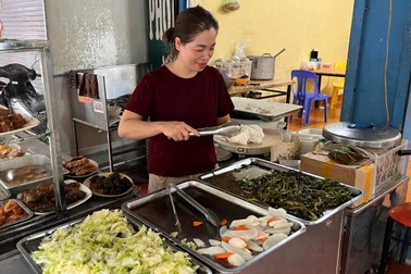 Gặp chủ quán cơm ở Hà Nội cưu mang bé trai bỏ nhà đi 27 ngày