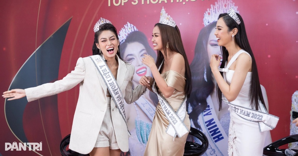 Top 3 Hoa hậu đọc rap, hát bolero, bắn tiếng Anh khi giao lưu tại Dân trí - 2 Top 3 Hoa hậu đọc rap, hát bolero, bắn tiếng Anh khi giao lưu tại Dân trí - 2
