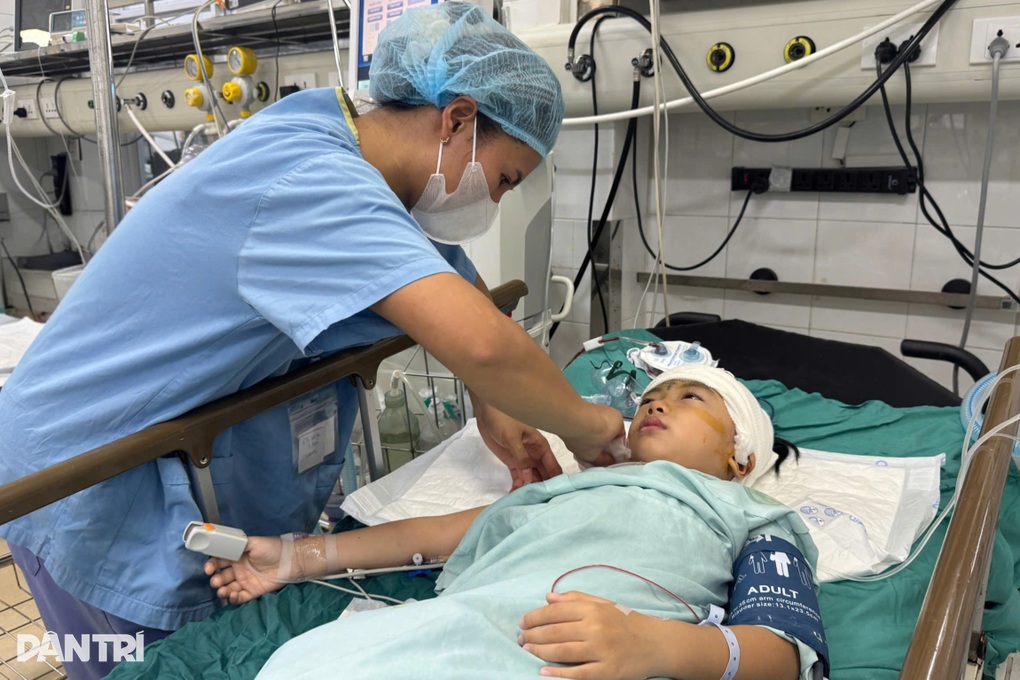 Bé gái từng nguy kịch vì u não đã xuất viện, chuẩn bị đi học - 1