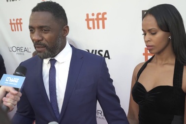 Idris Elba đẹp đôi bên vợ