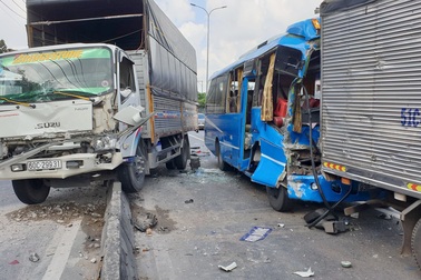 Xe khách mất phanh gây tai nạn liên hoàn, 8 người bị thương