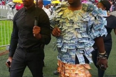 Khoe của bằng cách dán tiền lên quần áo để đi khắp làng