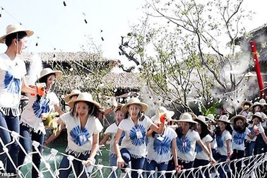 Cầu treo bất ngờ bị sập khi các người đẹp dự thi Hoa hậu Thái Lan