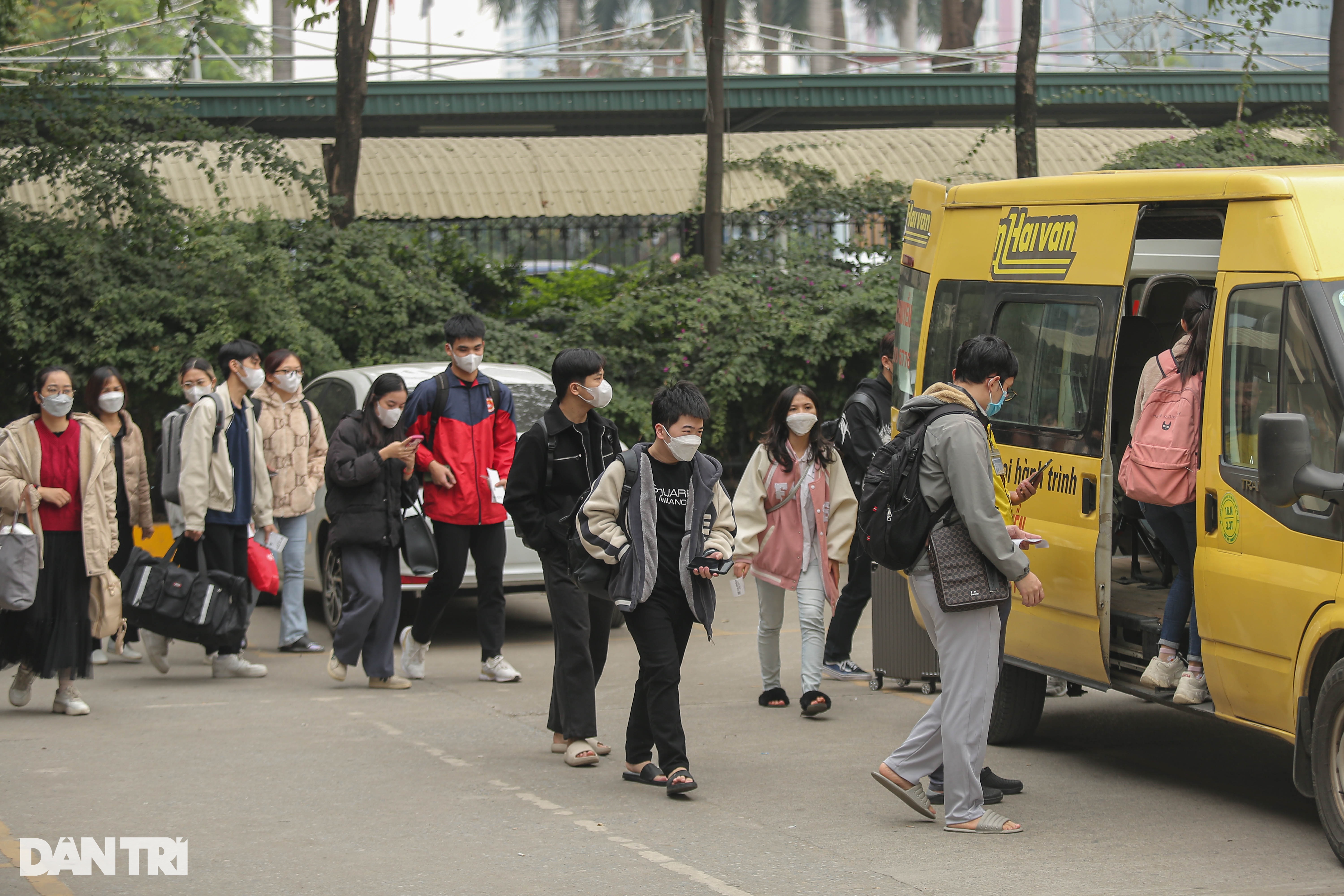 Người dân đổ về quê nghỉ Tết Dương lịch, cửa ngõ Hà Nội ùn tắc kéo dài - 11