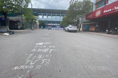 CĐV xếp gạch, ghế trước một ngày xem chung kết tuyển nữ Việt Nam - Thái Lan