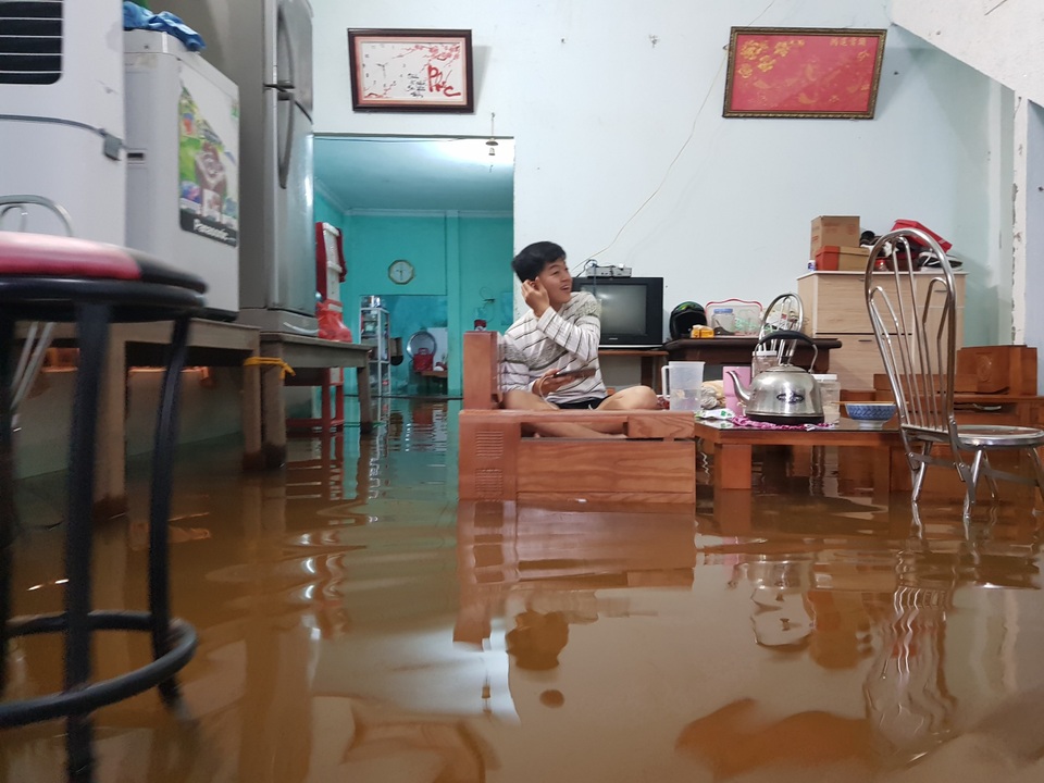 Cận cảnh nước lũ dâng cao ngang ngực ở nhiều tỉnh miền Trung - 7 Cận cảnh nước lũ dâng cao ngang ngực ở nhiều tỉnh miền Trung - 7