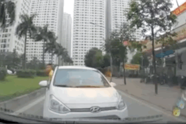 Bị chặn không cho đi ngược chiều, nữ tài xế dừng xe giữa đường "ăn vạ"