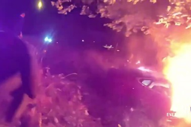 Xem cảnh sát Mỹ giải cứu tài xế khỏi chiếc xe điện bốc cháy dữ dội