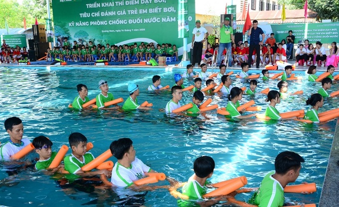 Dạy bơi an toàn, phòng chống đuối nước trong trường học.
