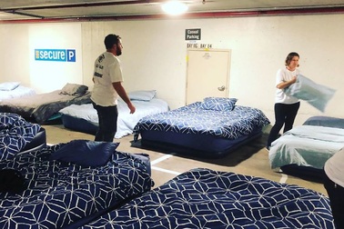 Ấm lòng trước những hầm gửi xe trở thành nơi trú ngụ cho người vô gia cư về đêm