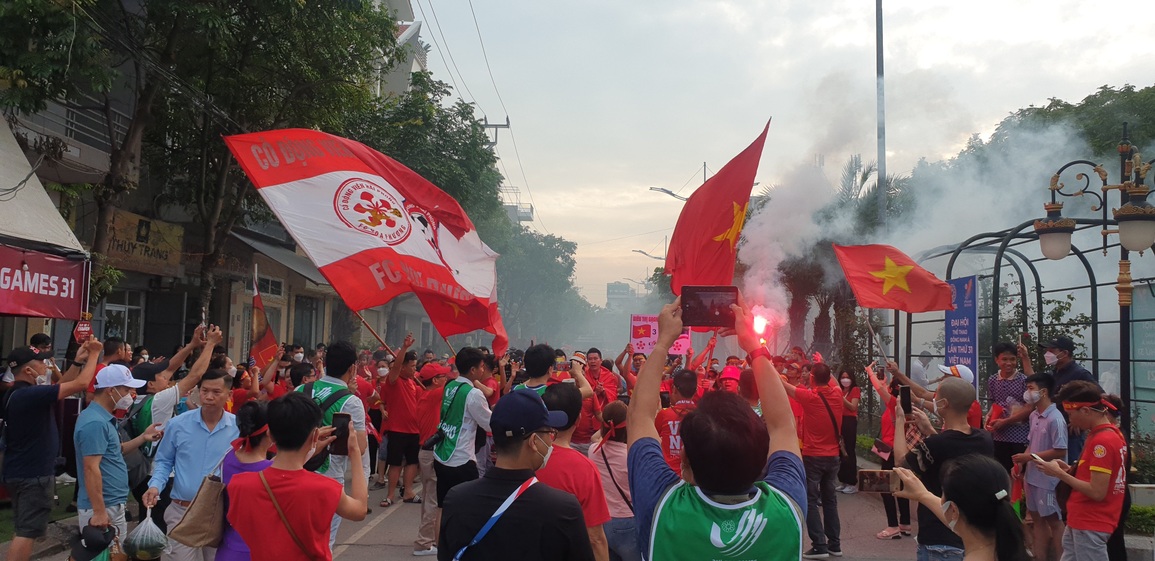 Vạn người đổ về sân Cẩm Phả chờ xem Đội tuyển bóng đá nữ Việt Nam - 4 Vạn người đổ về sân Cẩm Phả chờ xem Đội tuyển bóng đá nữ Việt Nam - 4