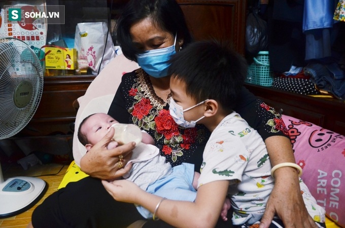 Từ ngày nhận chăm sóc bé Vít, gia đình chị Kim Ngân lúc nào cũng rôm rả tiếng nói cười.