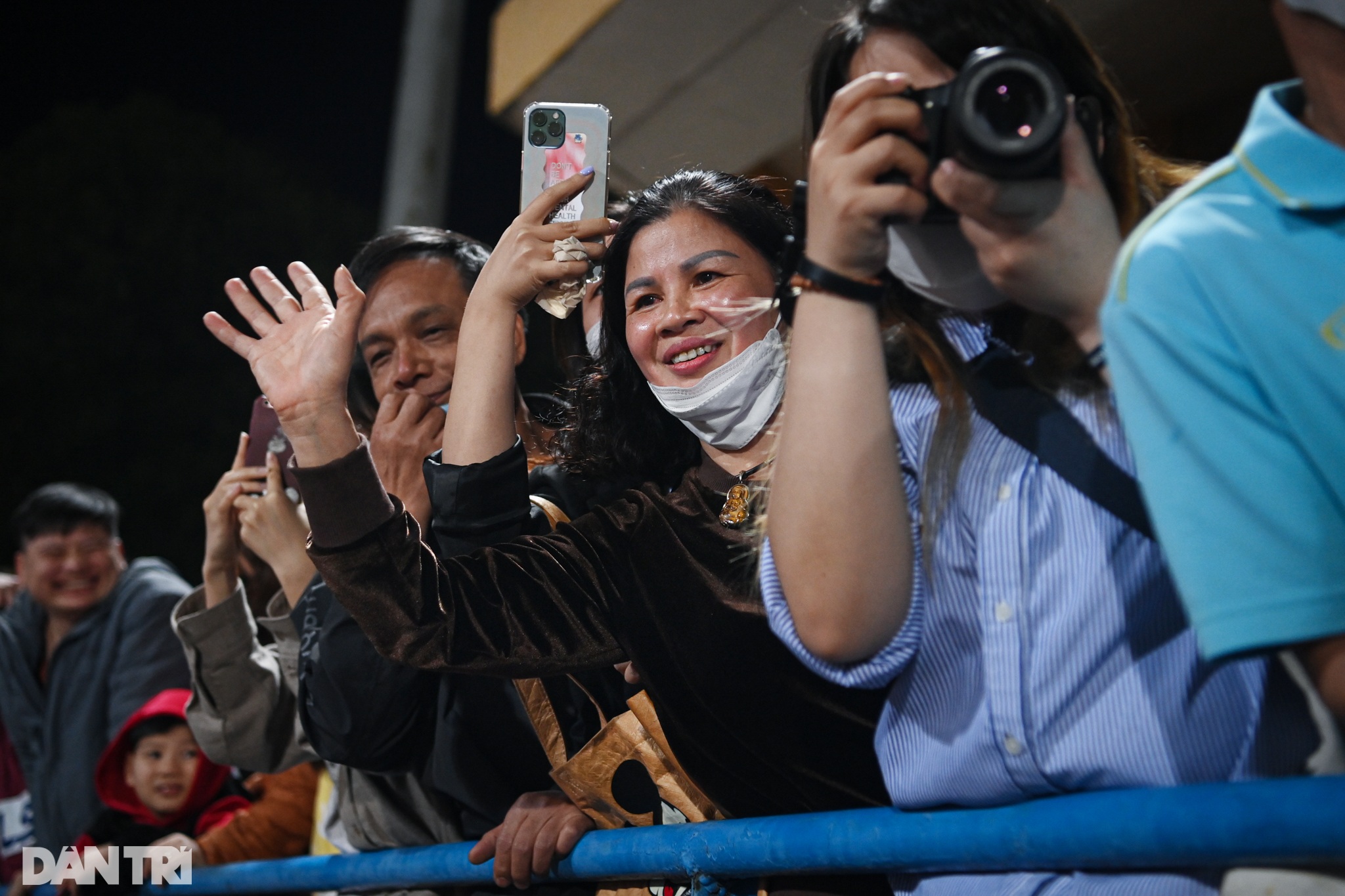 Quang Hải mắt đỏ hoe, ngậm ngùi nhìn khán giả trong ngày chia tay V-League - 12 Quang Hải mắt đỏ hoe, ngậm ngùi nhìn khán giả trong ngày chia tay V-League - 12