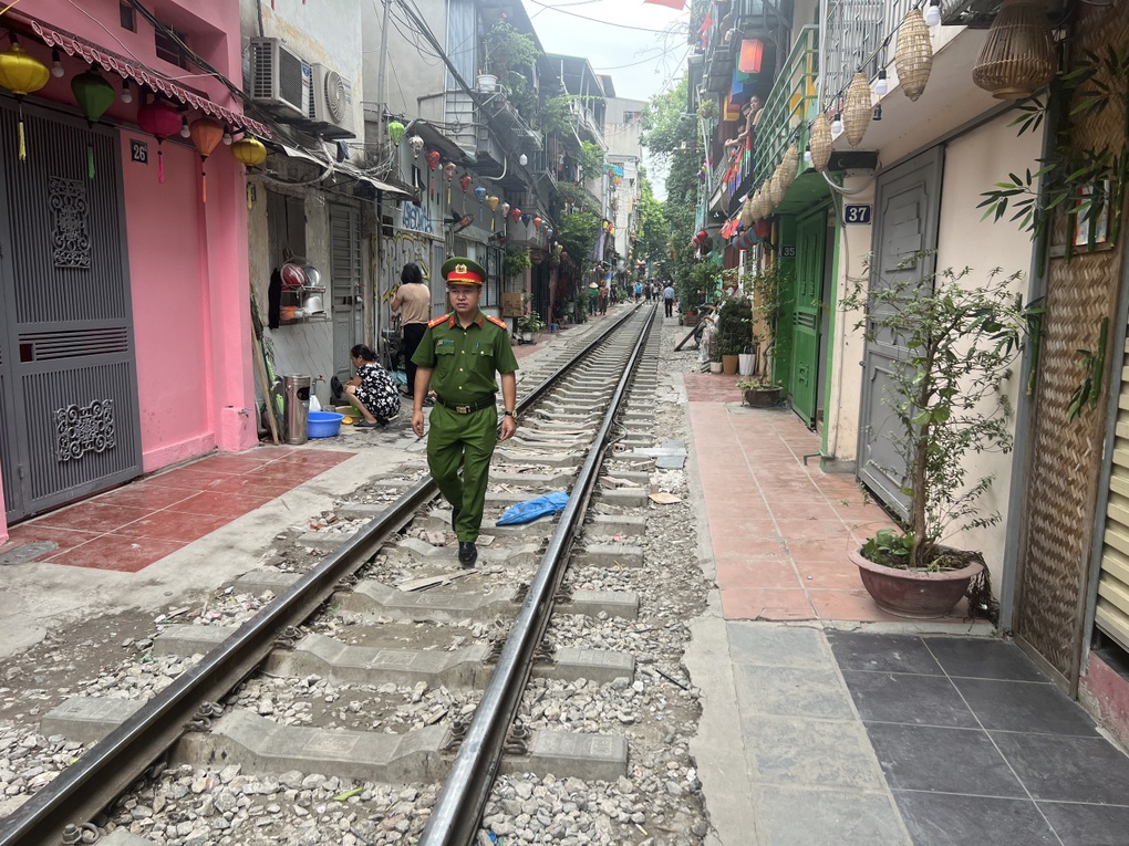Công an kiểm tra phố cà phê đường tàu mới mọc ở Hà Nội - 2 Công an kiểm tra phố cà phê đường tàu mới mọc ở Hà Nội - 2