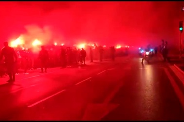 Cổ động viên Atletico đốt pháo sáng ngoài sân Wanda Metropolitano