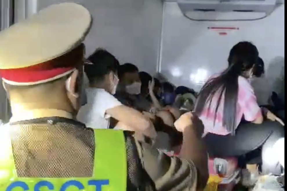 Vụ giấu 15 người trong thùng xe đông lạnh: Đầm đìa mồ hôi, không thở nổi! - 2 Vụ giấu 15 người trong thùng xe đông lạnh: Đầm đìa mồ hôi, không thở nổi! - 2