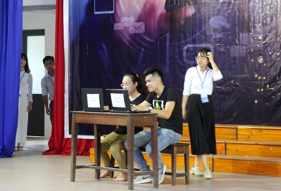 Cây phượng bật gốc đè học sinh tử vong vào phần thi nghiệp vụ sư phạm - 6 Cây phượng bật gốc đè học sinh tử vong vào phần thi nghiệp vụ sư phạm - 6