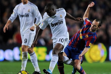 Iniesta bực vì sự giả tạo của C. Ronaldo