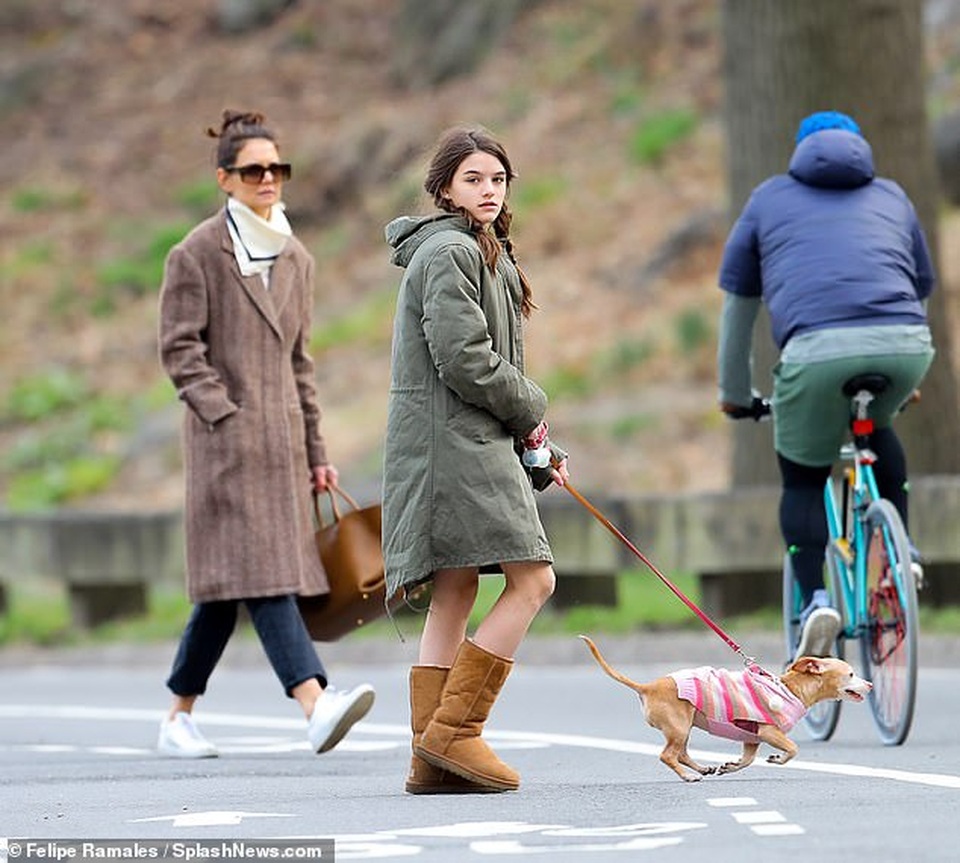 Katie Holmes cùng con gái dắt cún đi dạo - 2 Katie Holmes cùng con gái dắt cún đi dạo - 2