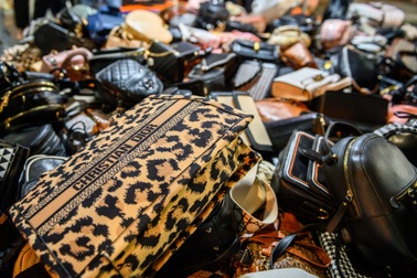 Chợ đêm phố đi bộ Hà Nội: Túi Dior "200k", giày Nike vài trăm nghìn đồng