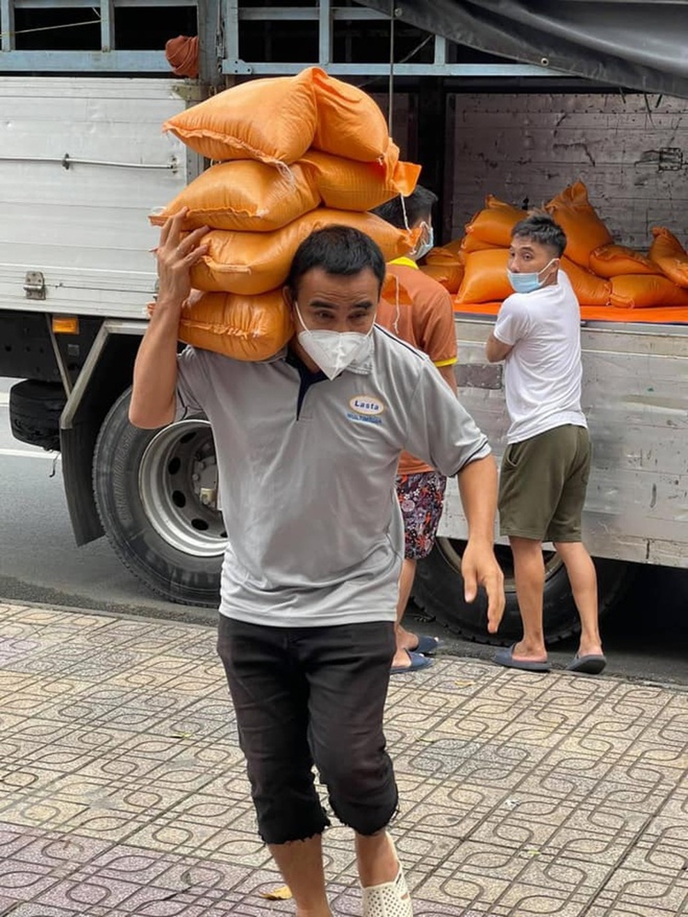 Quyền Linh bức xúc tin nhiễm Covid-19 cùng con gái, phải thở máy - 2 Quyền Linh bức xúc tin nhiễm Covid-19 cùng con gái, phải thở máy - 2