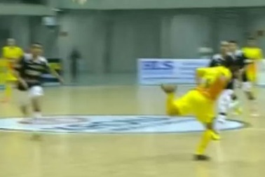 Ngỡ ngàng với pha lốp bóng thành bàn bằng...gót chân