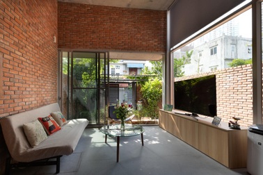 Bức tường kính giúp "ăn gian" diện tích cho nhà trong ngõ nhỏ Hà Nội