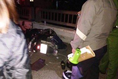 Nửa đêm, nam thanh niên nghi ngáo đá nhảy cầu tự vẫn