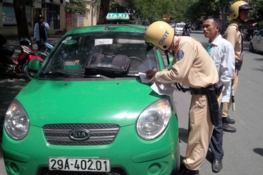 Giám đốc Công an Hà Nội đề xuất lắp camera phạt nguội ô tô đi sai làn