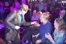 Thủ tướng Đức hát tưng bừng trước thềm bầu cử