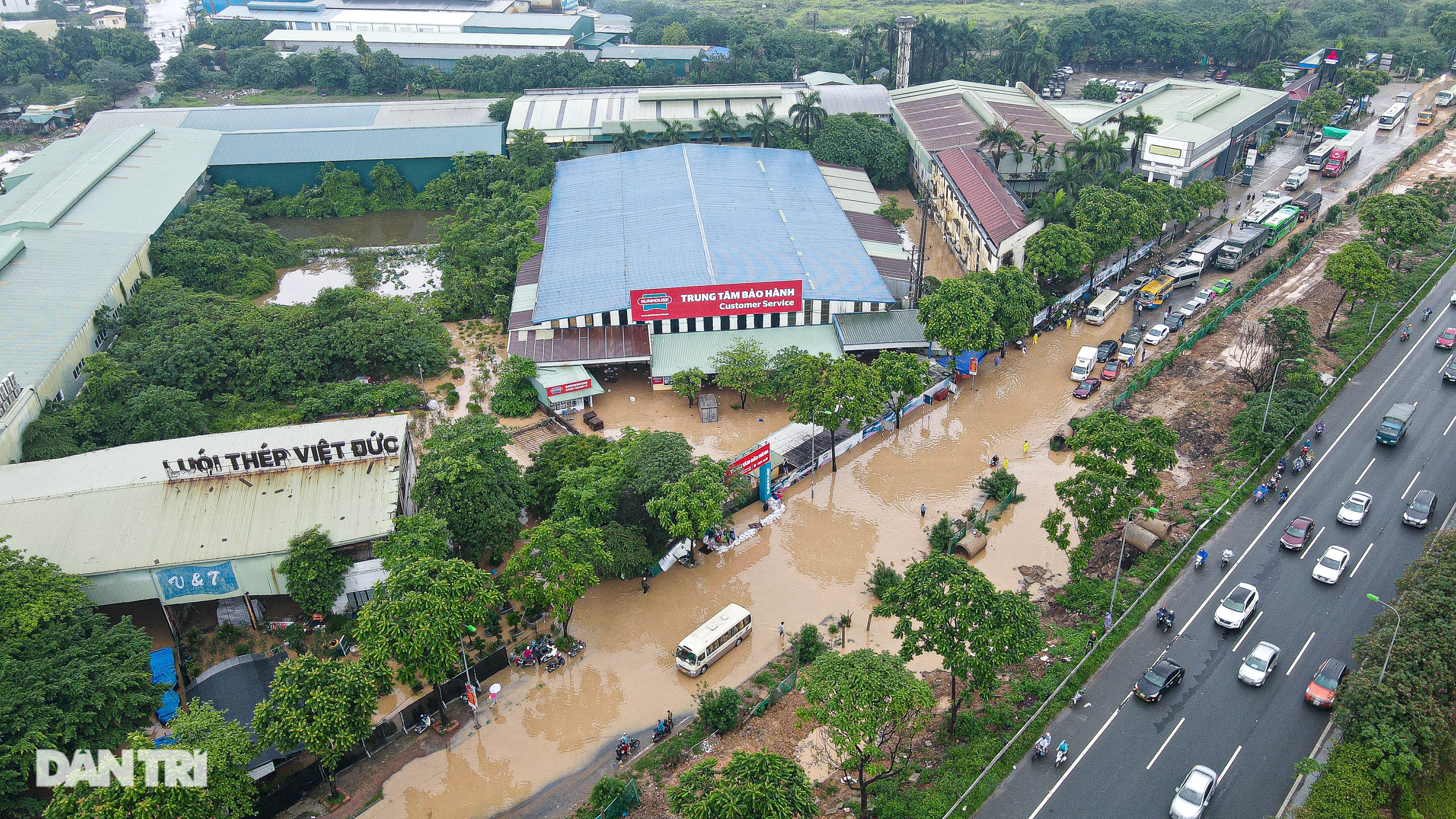 Đường gom đại lộ Thăng Long ngập như sông, đoàn xe ùn tắc cả km - 14 Đường gom đại lộ Thăng Long ngập như sông, đoàn xe ùn tắc cả km - 14
