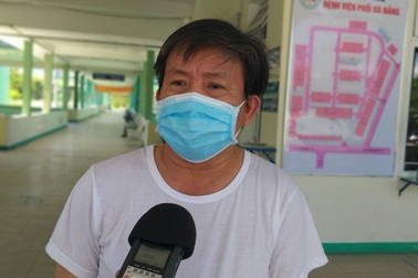 Bệnh nhân mắc Covid-19 vui mừng trong ngày ra viện