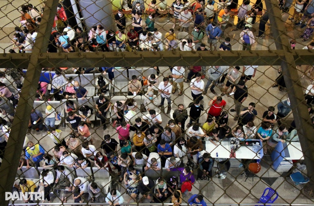 114.000 khách qua Tân Sơn Nhất ngày cận Tết, ga quốc tế chật người - 1 114.000 khách qua Tân Sơn Nhất ngày cận Tết, ga quốc tế chật người - 1